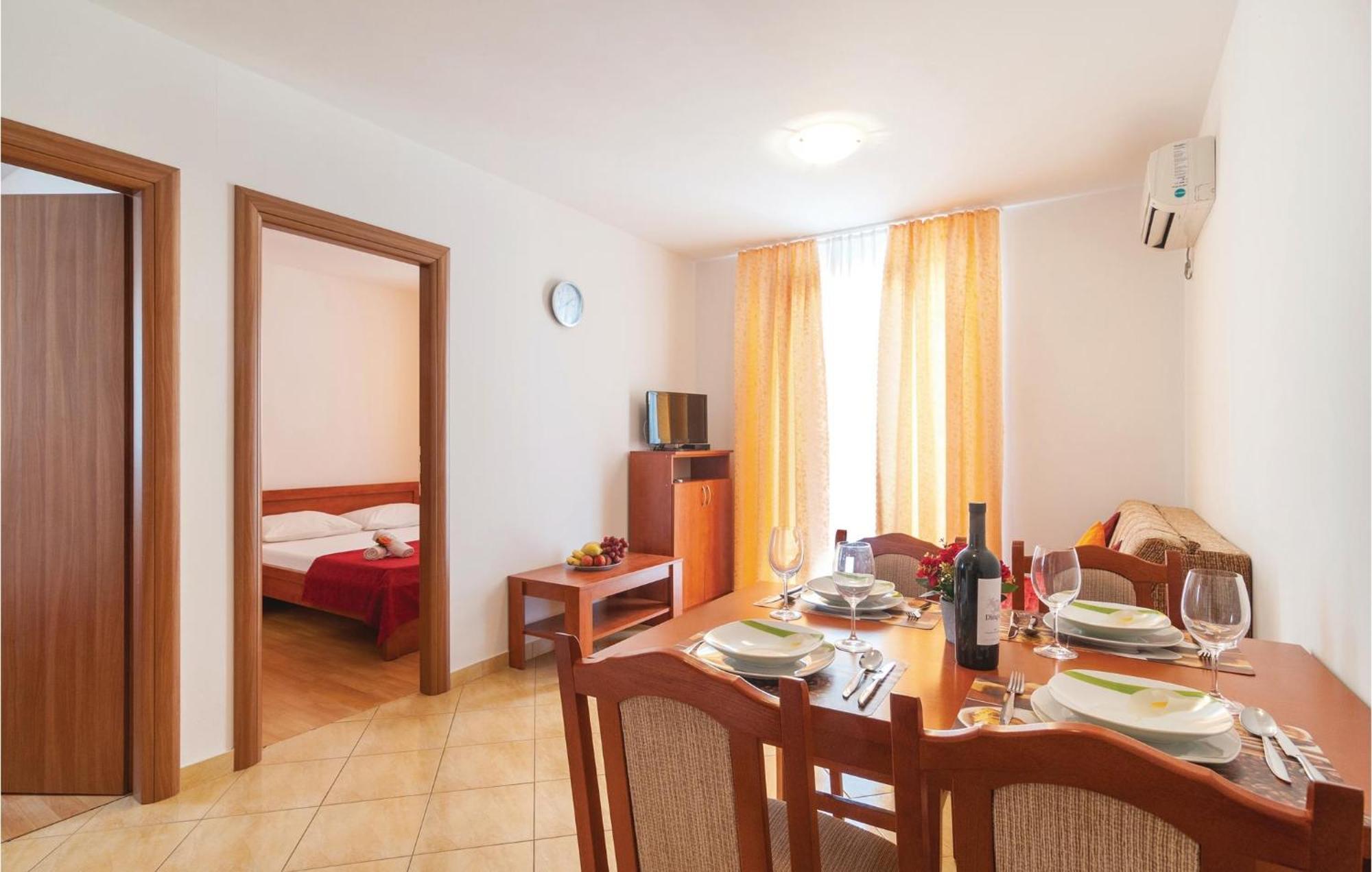Cozy Apartment In Supetar With Kitchen Ngoại thất bức ảnh