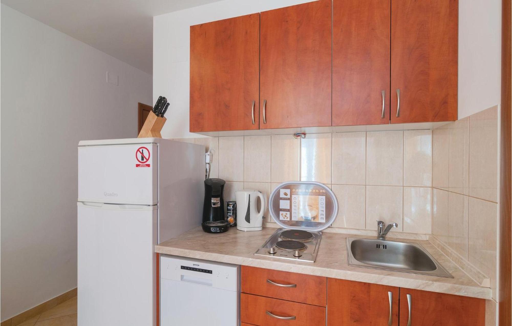 Cozy Apartment In Supetar With Kitchen Ngoại thất bức ảnh
