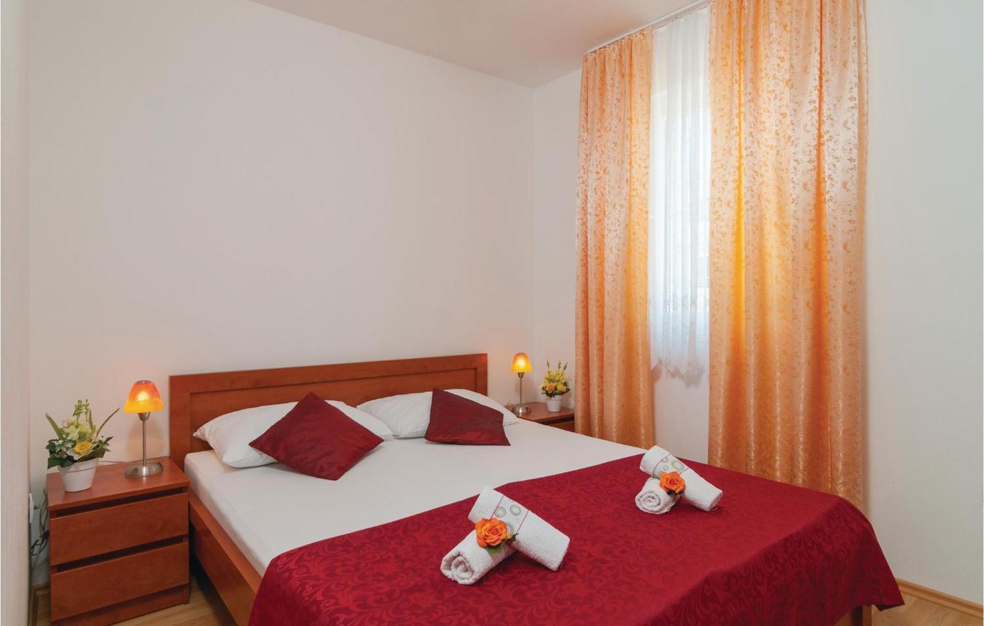 Cozy Apartment In Supetar With Kitchen Ngoại thất bức ảnh