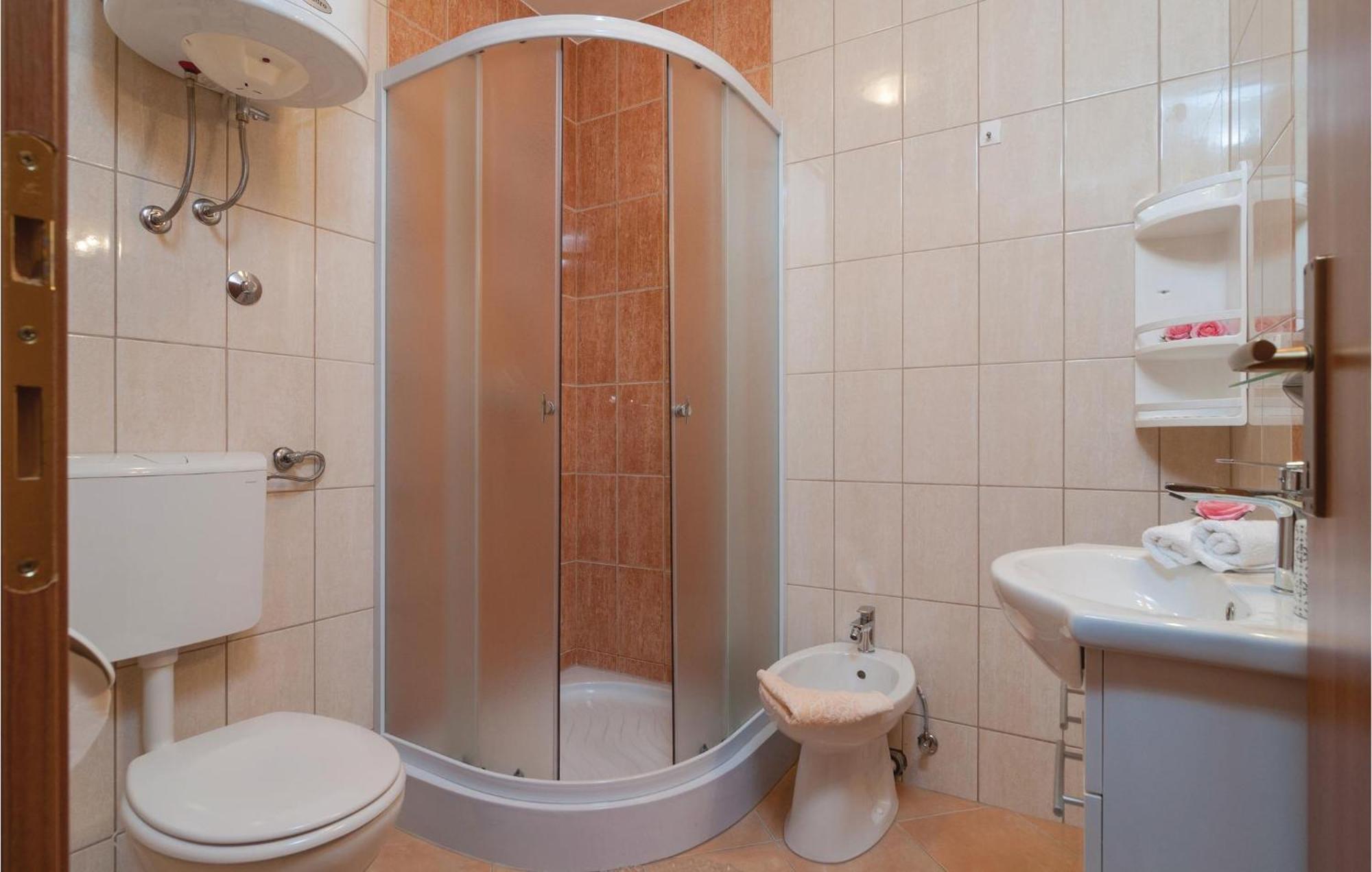 Cozy Apartment In Supetar With Kitchen Ngoại thất bức ảnh