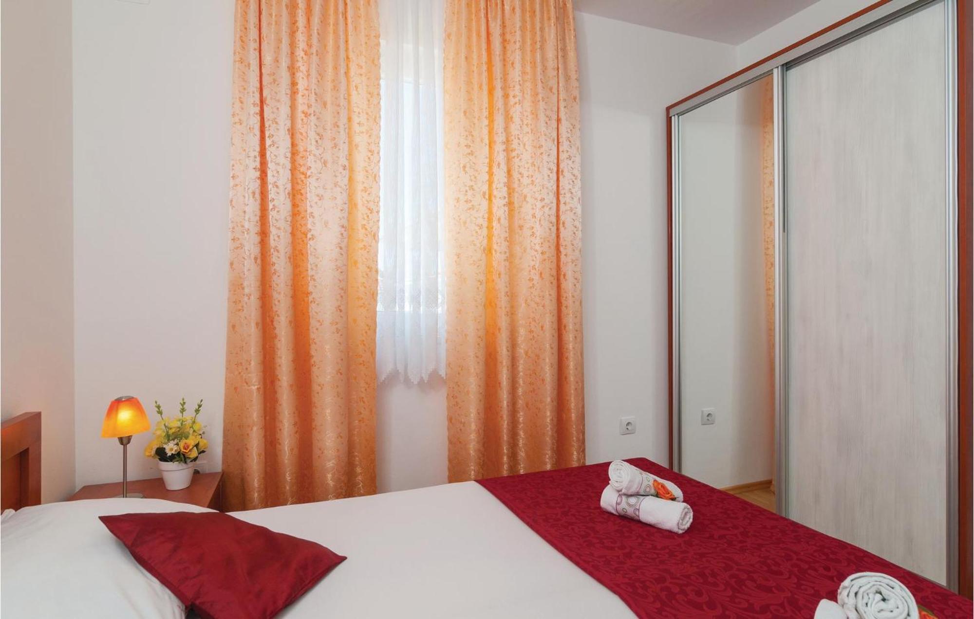 Cozy Apartment In Supetar With Kitchen Ngoại thất bức ảnh