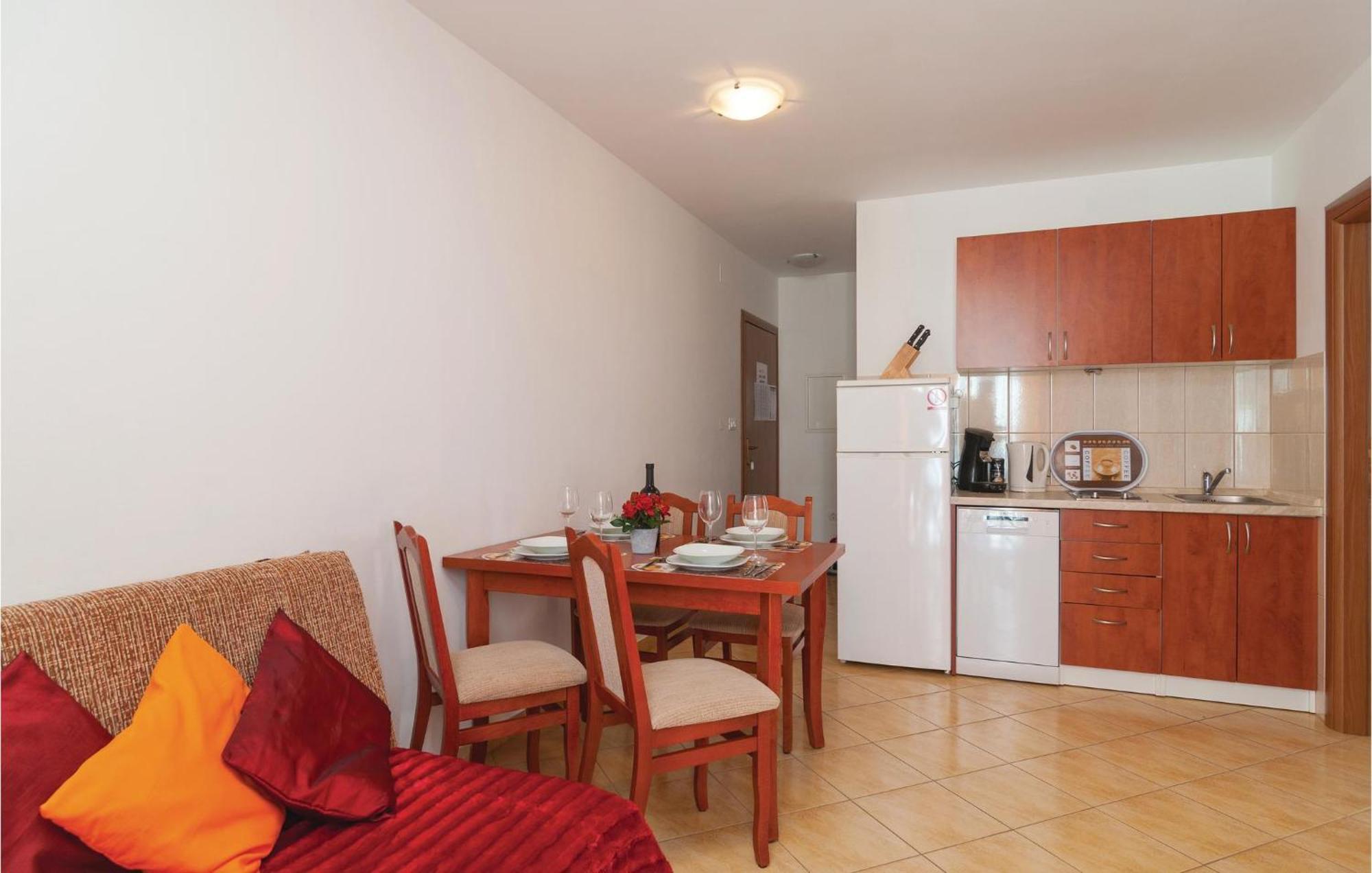 Cozy Apartment In Supetar With Kitchen Ngoại thất bức ảnh