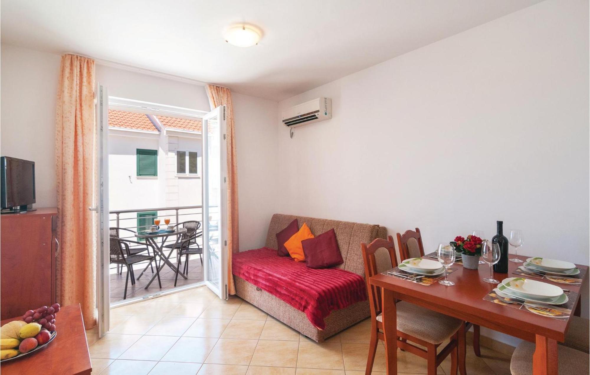 Cozy Apartment In Supetar With Kitchen Ngoại thất bức ảnh